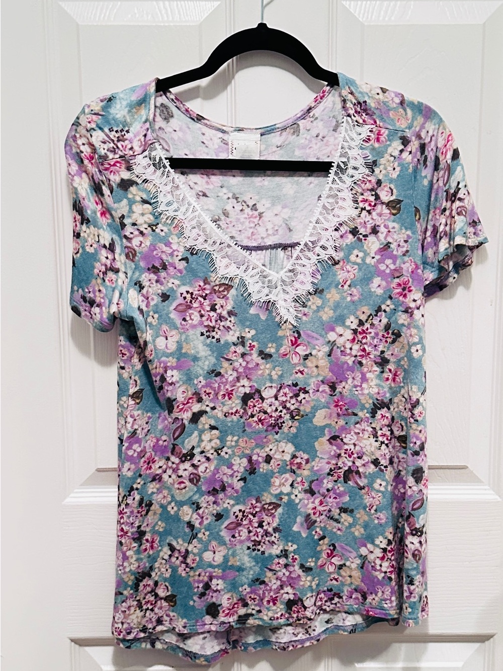 Daytrip Women’s Floral Lace-Trim V-Neck Top - Aqua /Lavender/White